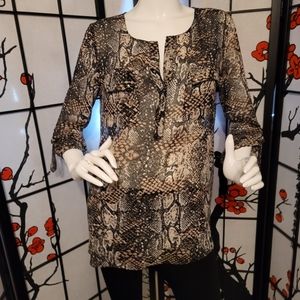 ANNE KLEIN LADIES SHEER ELEGANT  ANIMAL PRINT BLOUSE W/GOLD HARDWARE SIZE MEDIUM